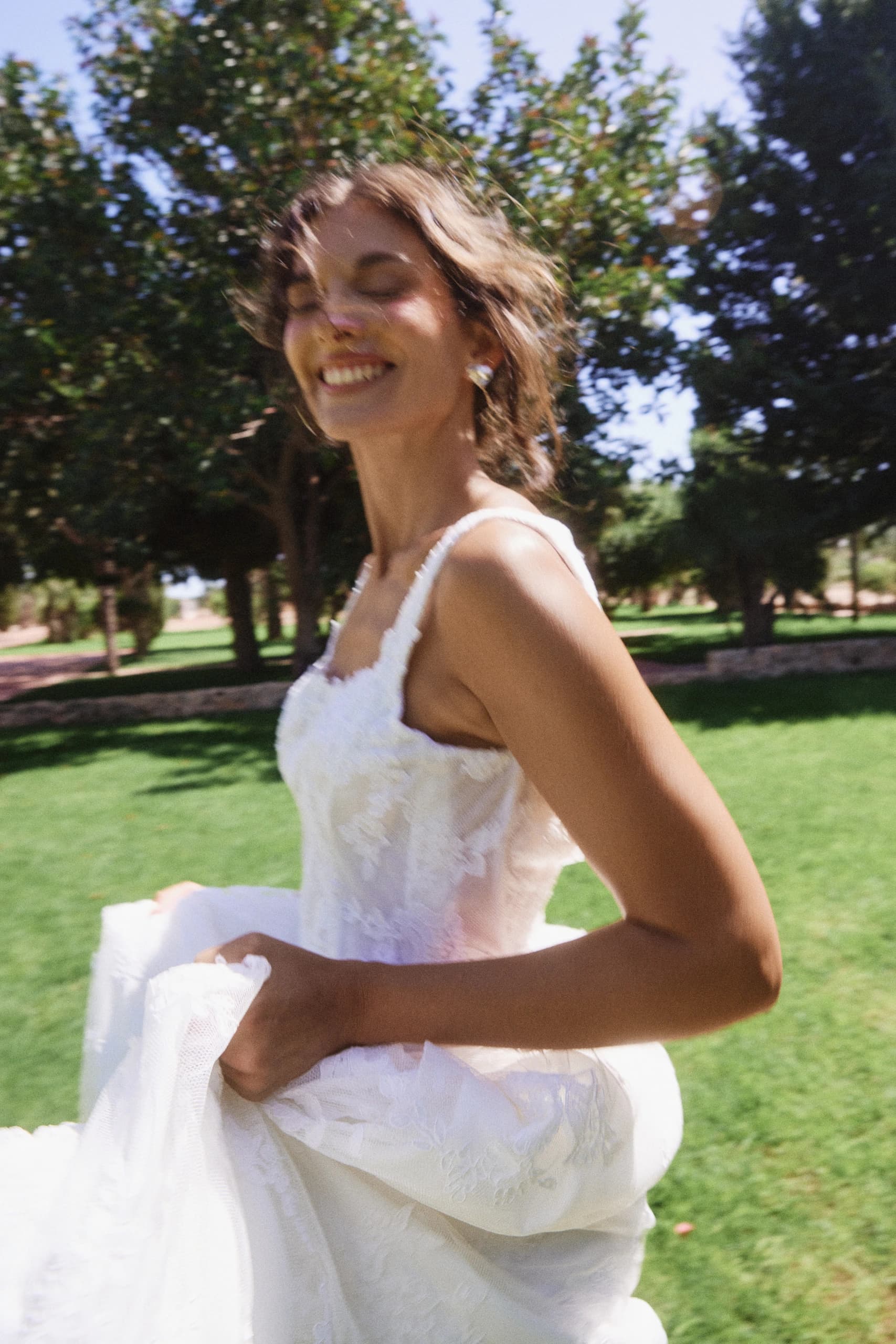 Novia sonriendo al aire libre