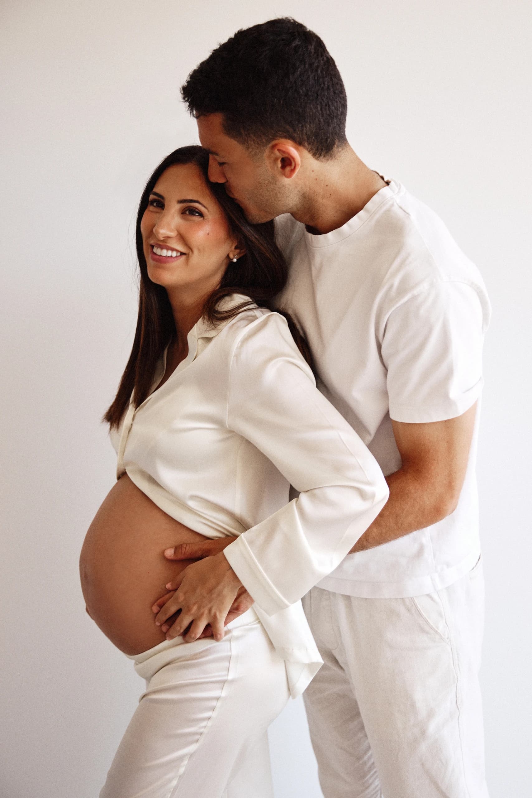 Pareja abrazada en un retrato de embarazo