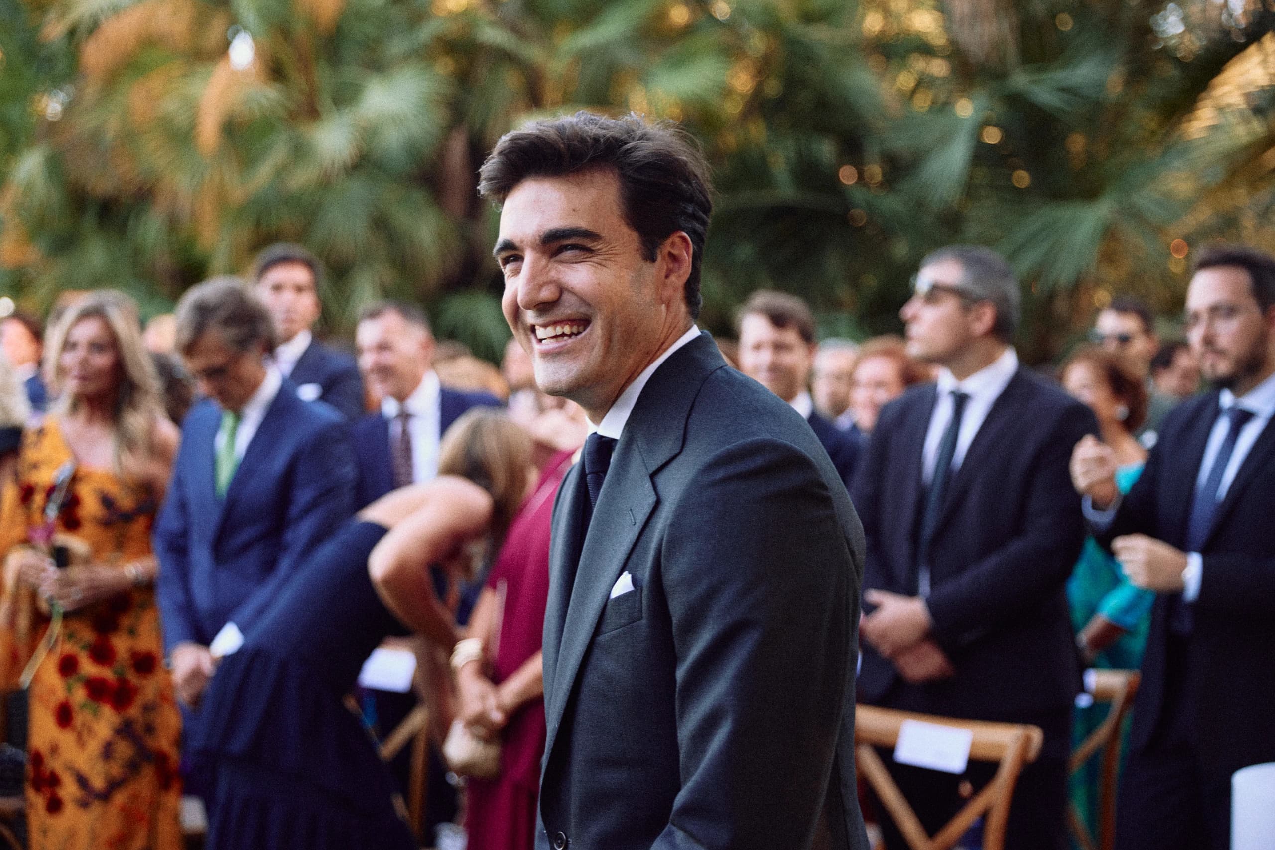 Invitado sonriendo durante la celebración