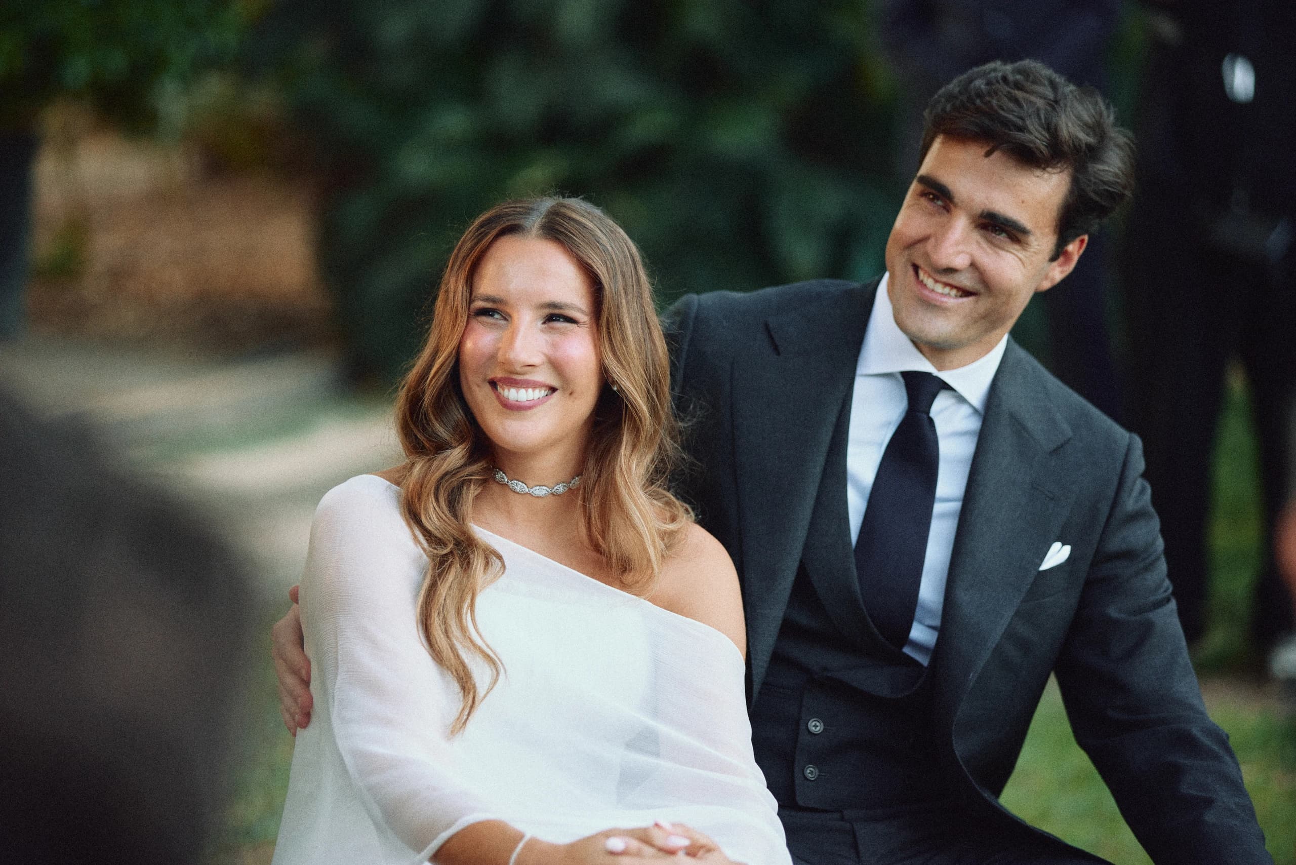 Novios sentados sonriendo juntos