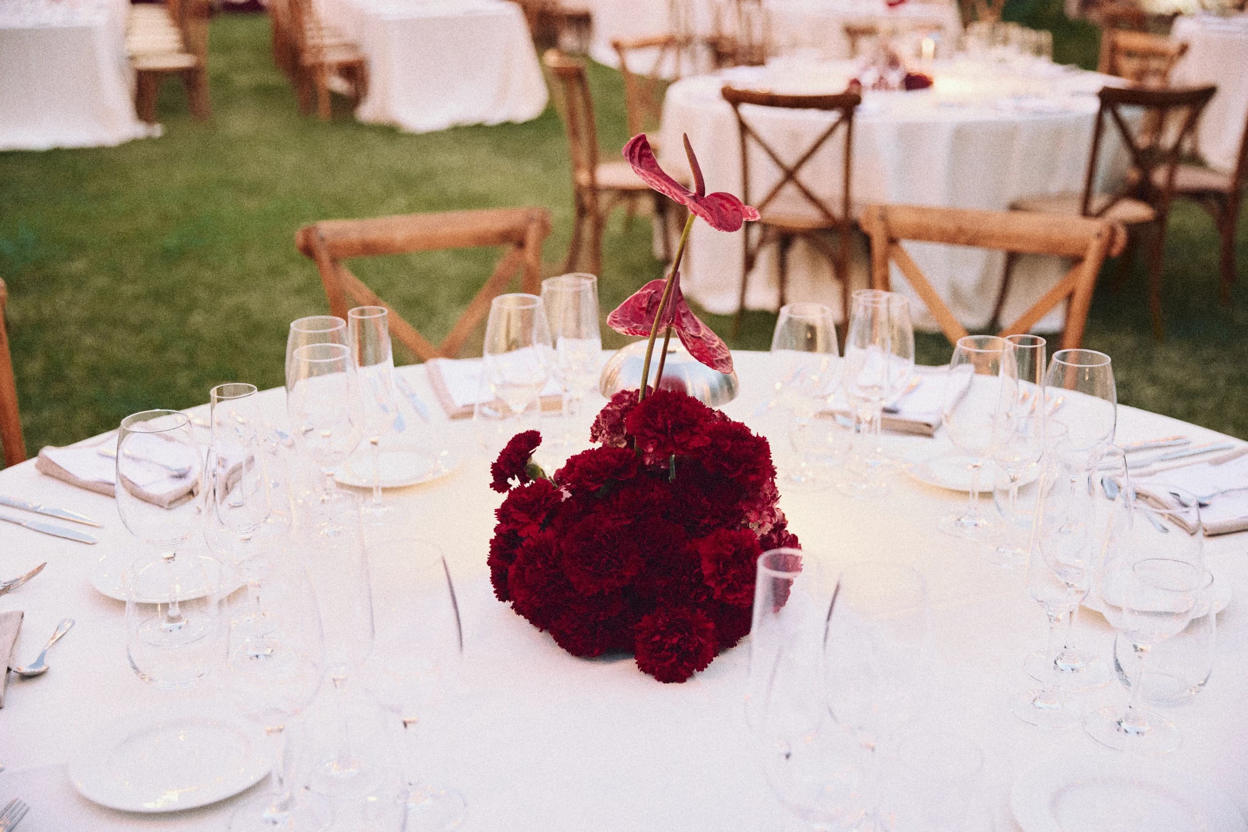 Mesa de boda decorada al aire libre