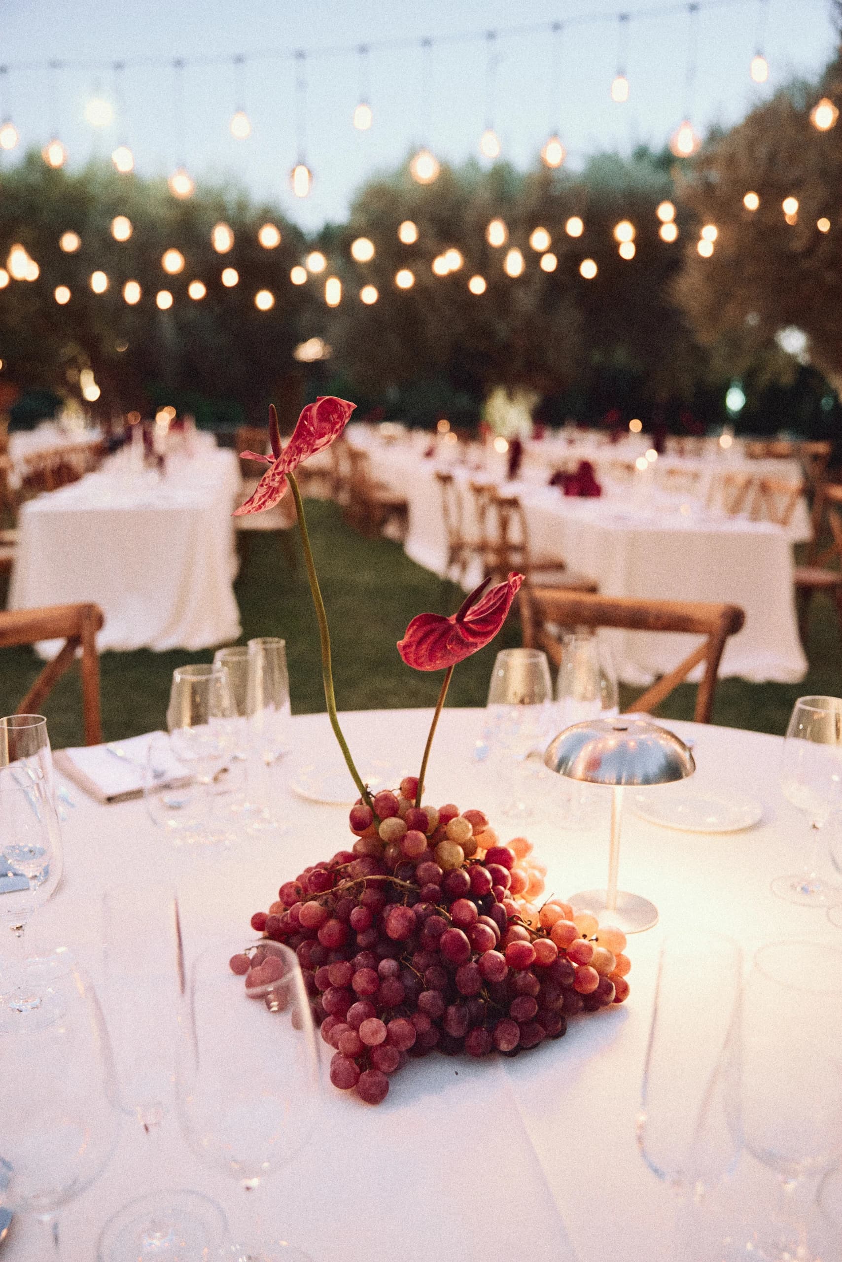 Detalle de mesa con flores rojas