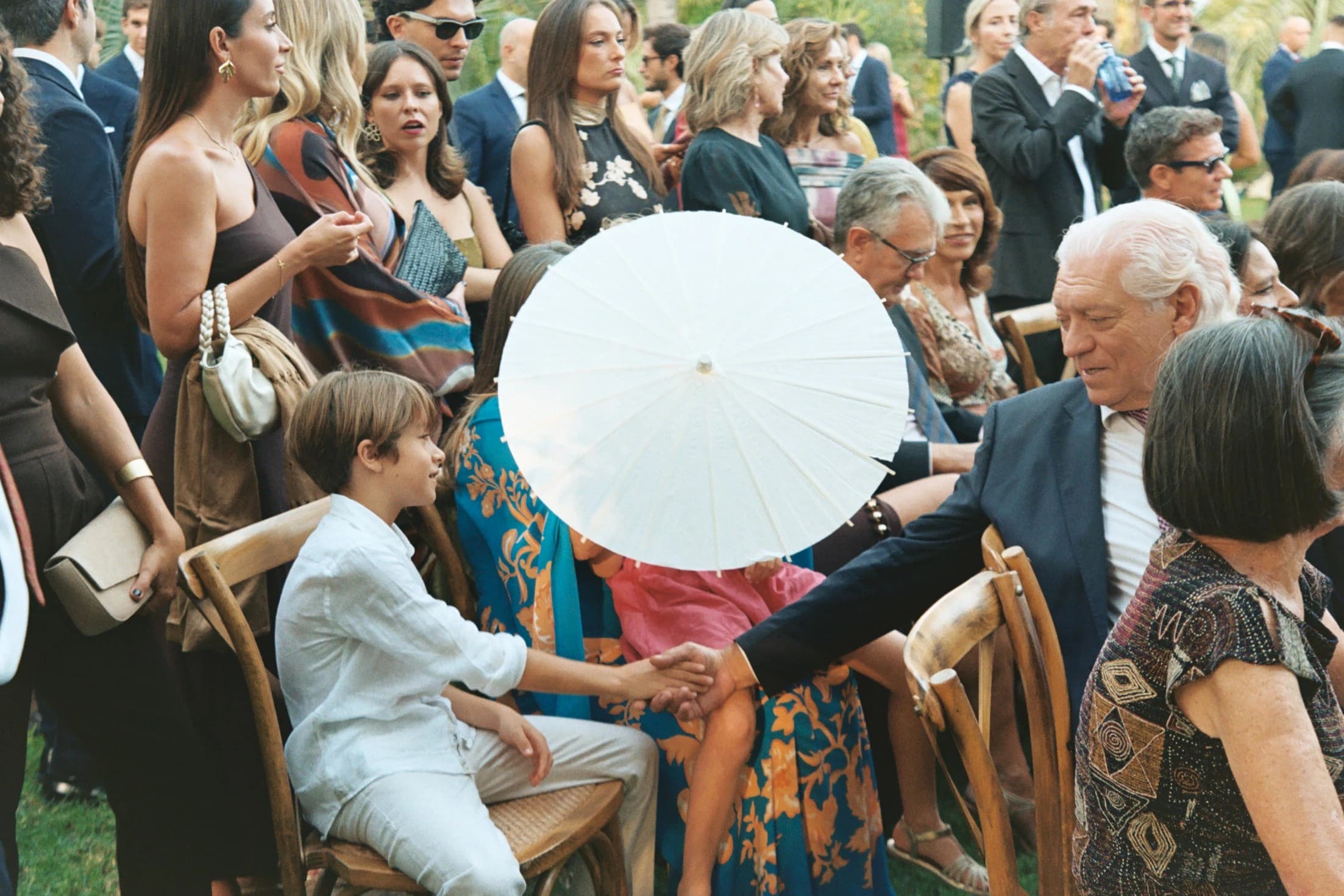 Invitados reunidos alrededor de un tambor