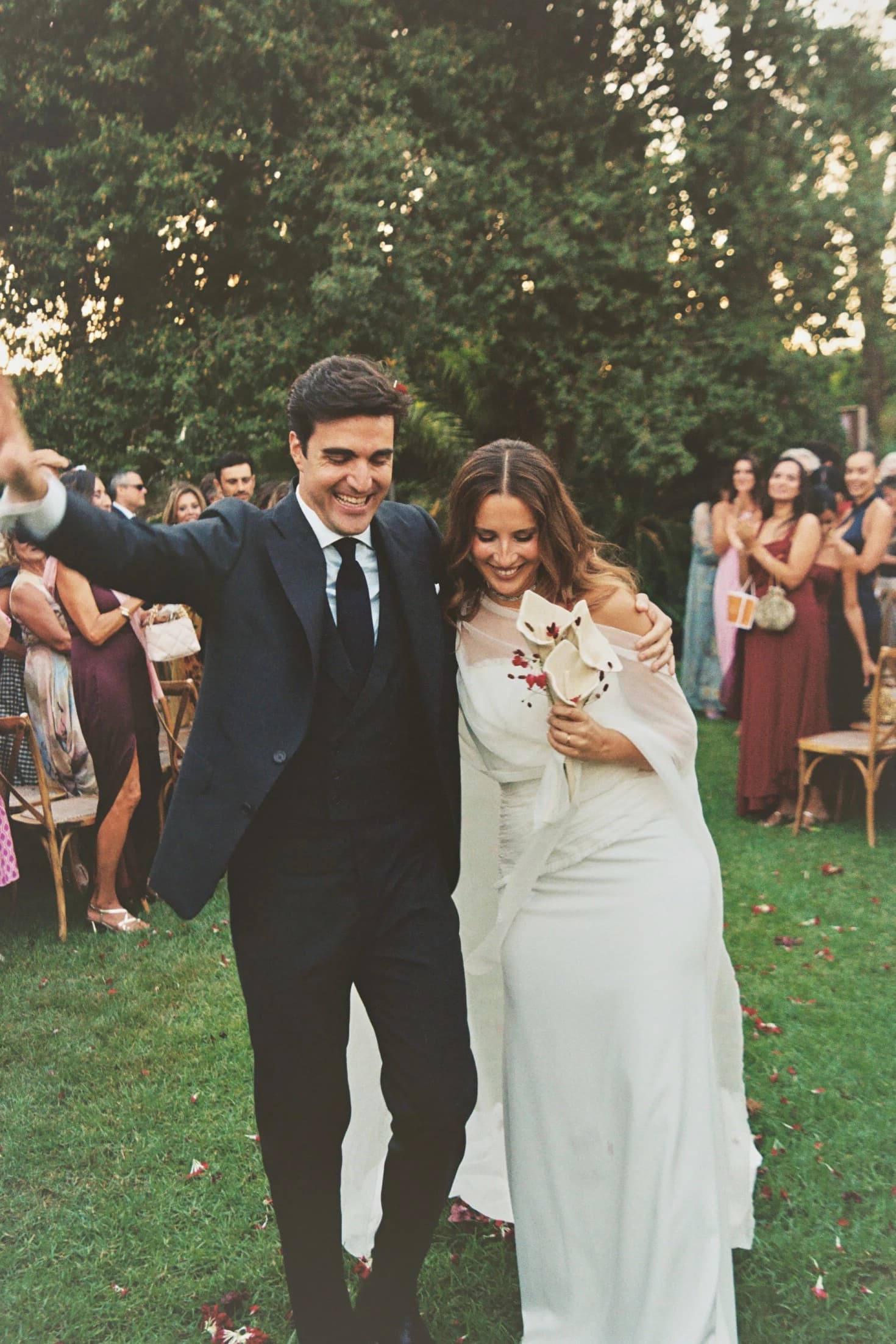 Novios caminando entre sus invitados