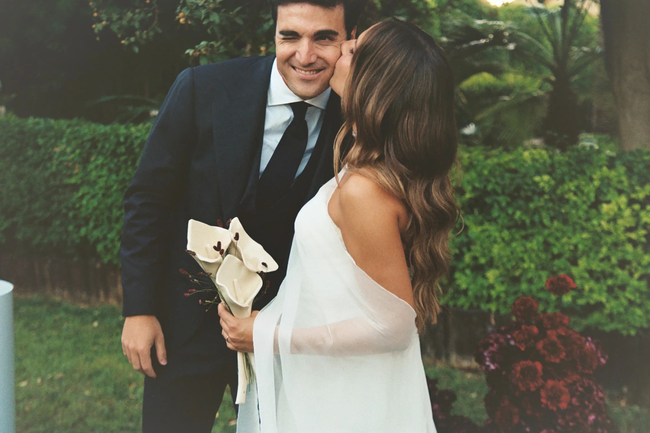 Novios caminando con el ramo