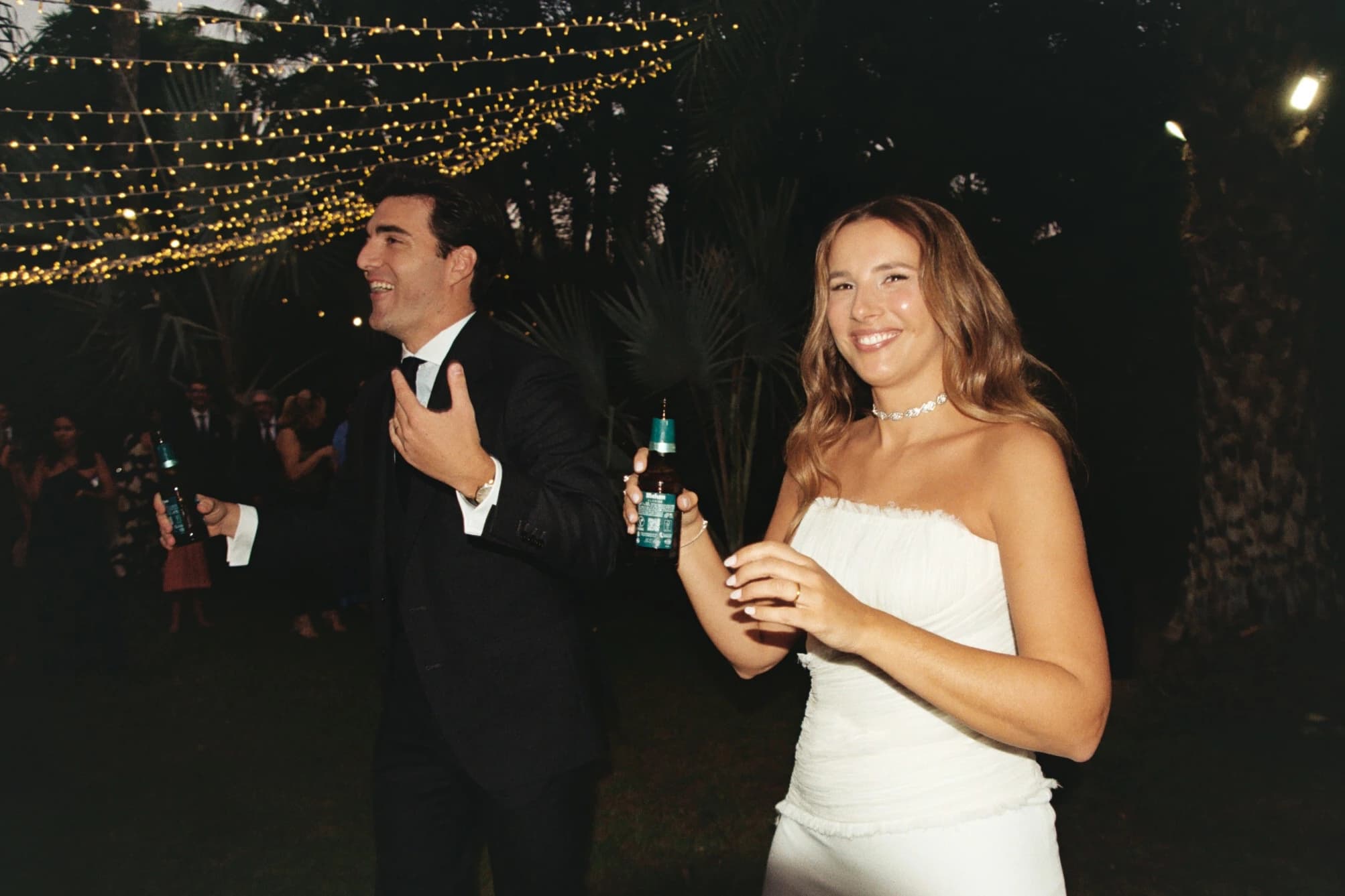 Novios celebrando bajo las luces