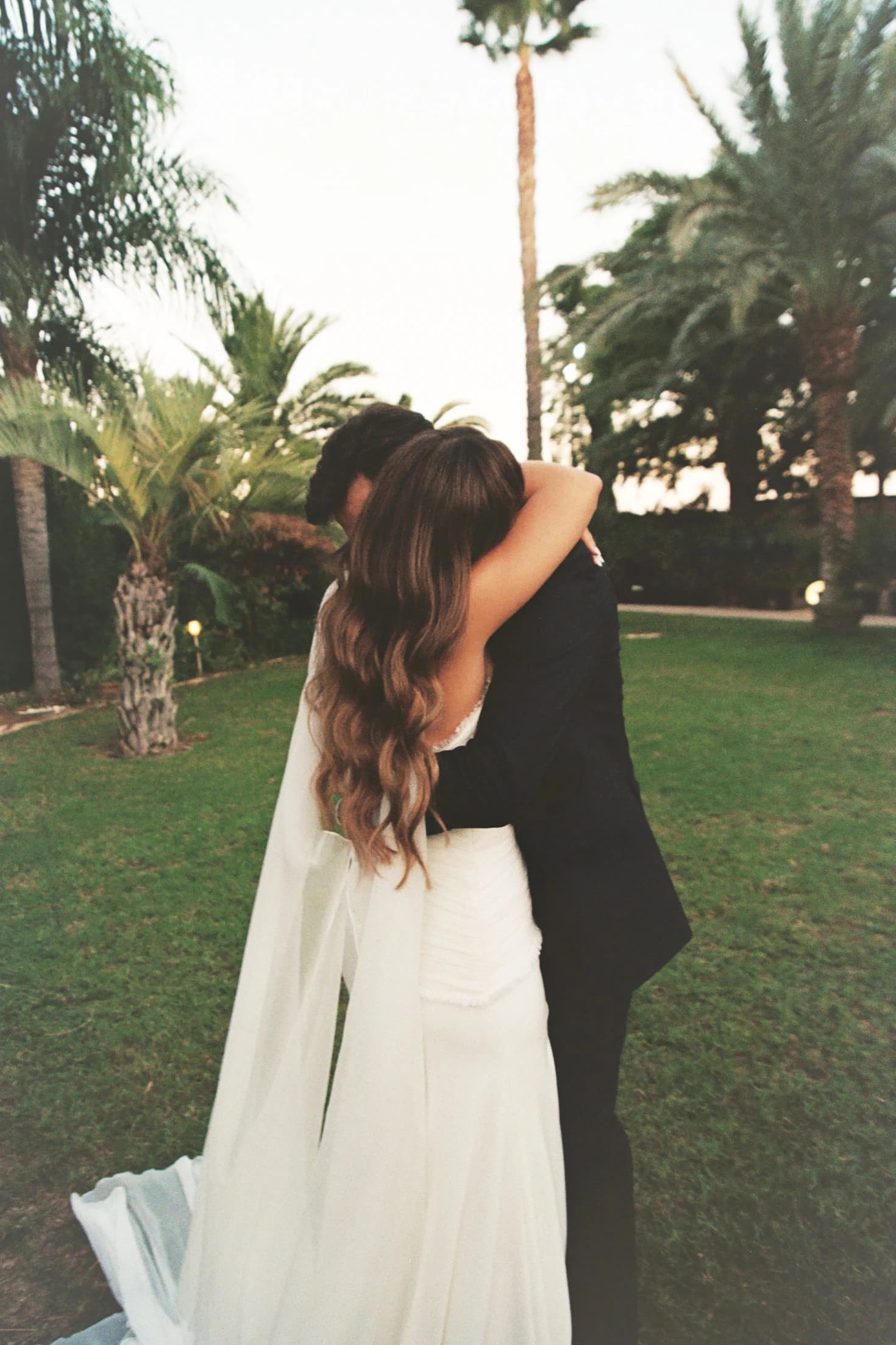 Novios bailando al aire libre