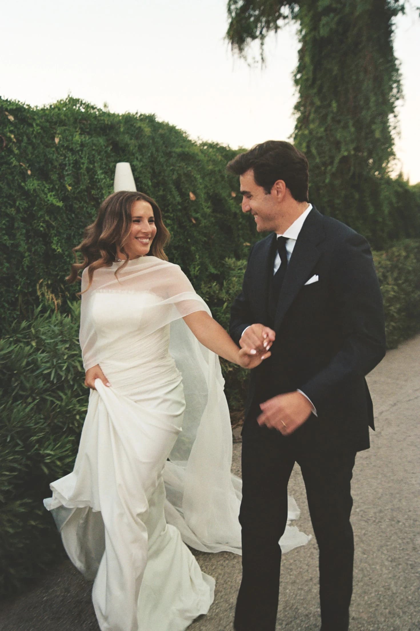 Novios sonriendo entre los invitados