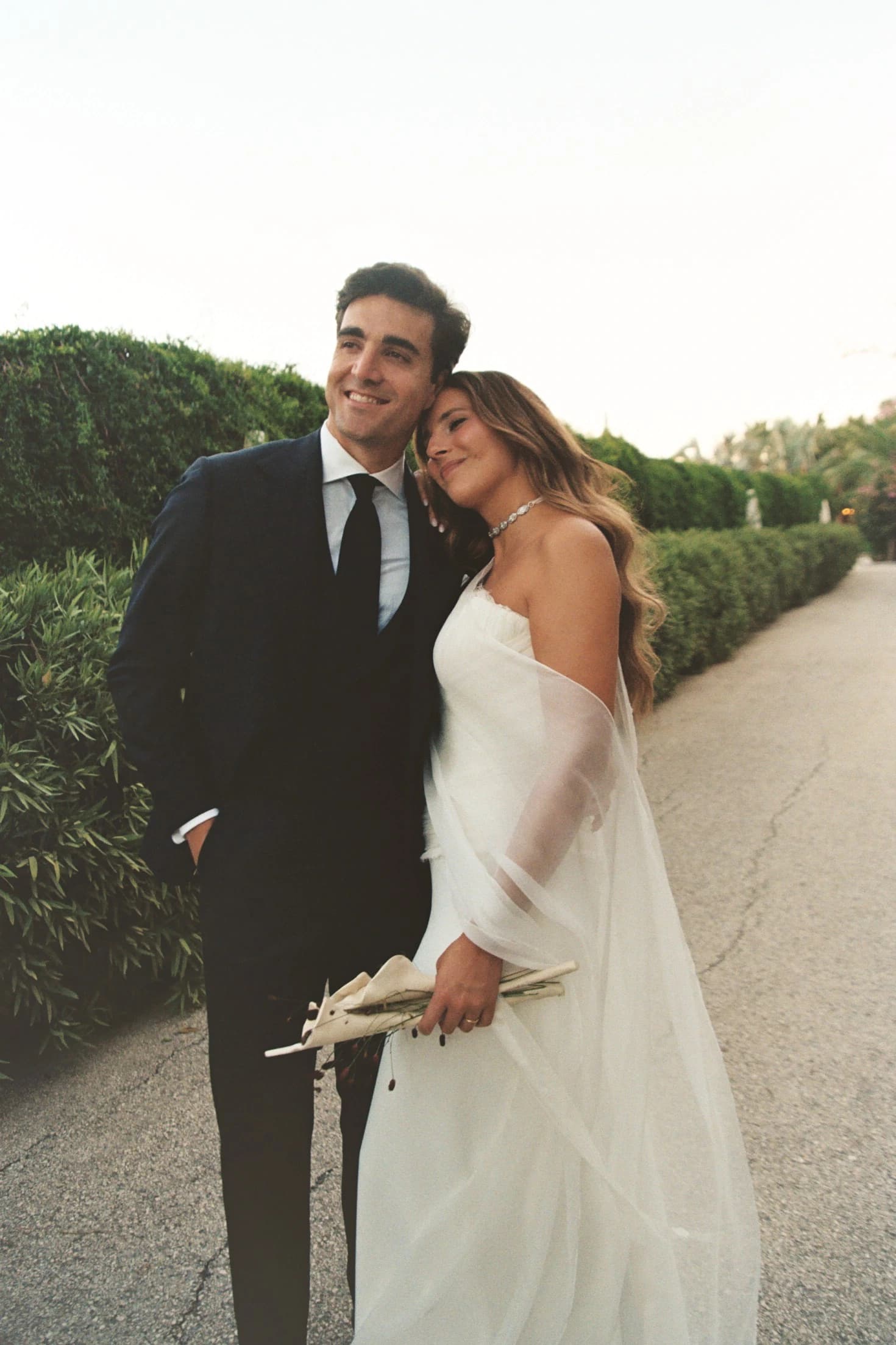 Retrato de los novios al aire libre