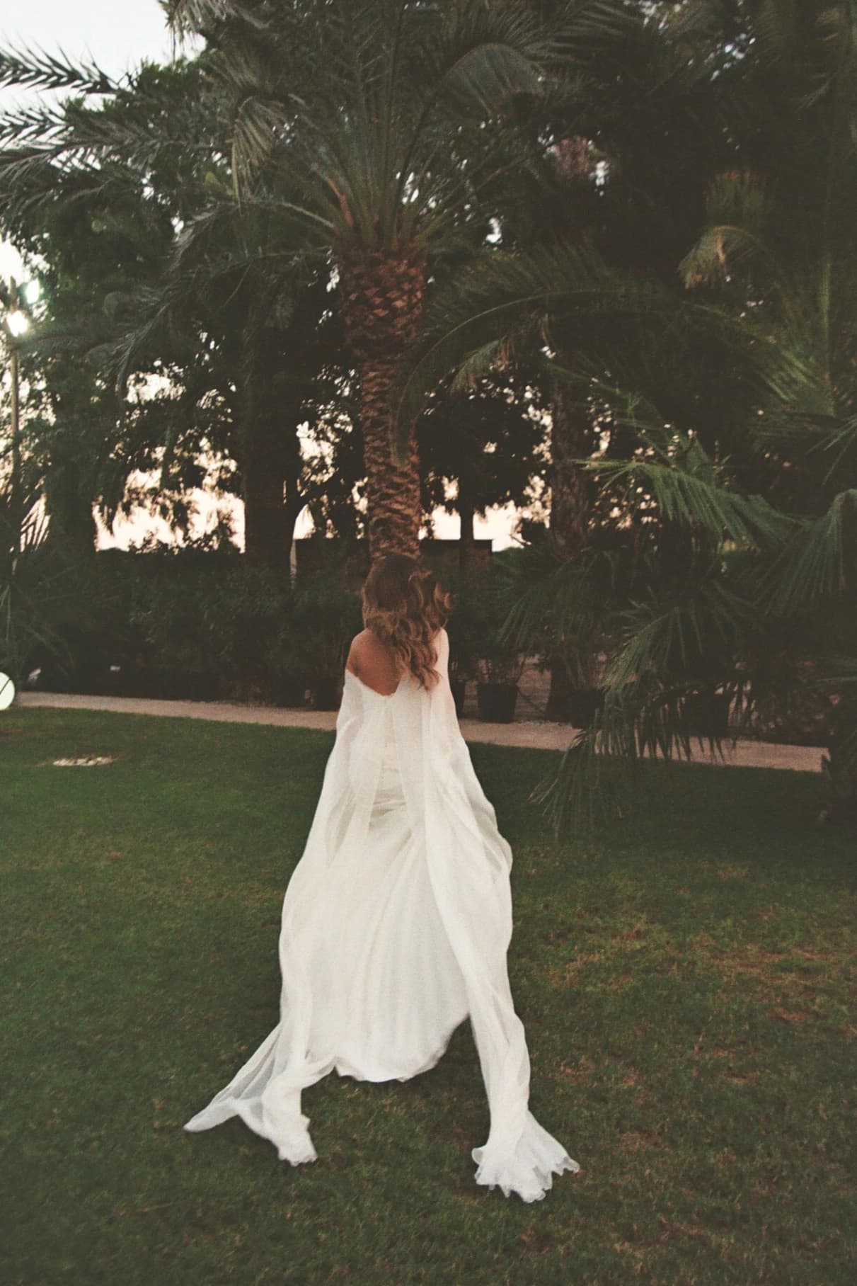 Vestido de novia colgado entre los árboles