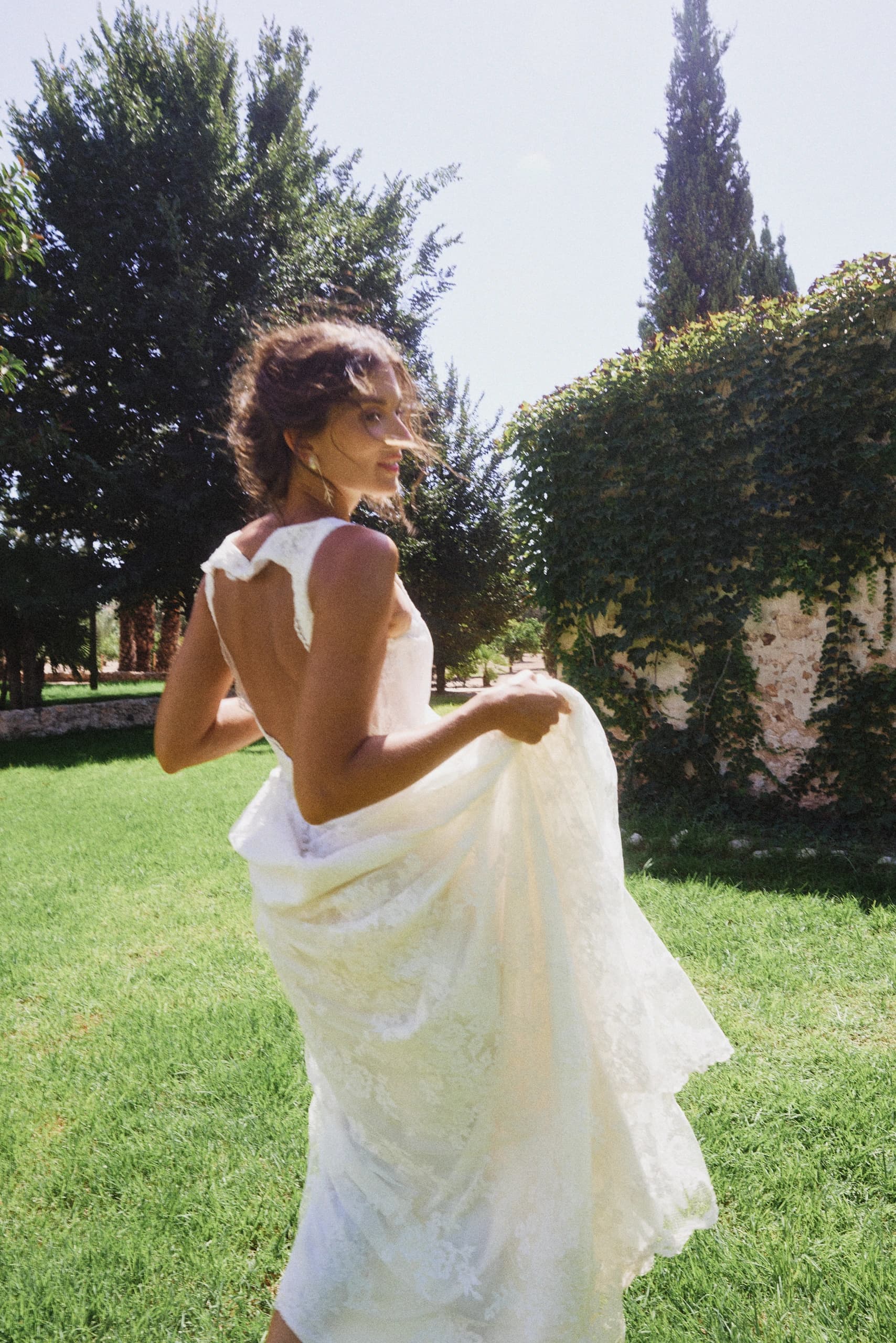 Novia con su ramo en el jardín