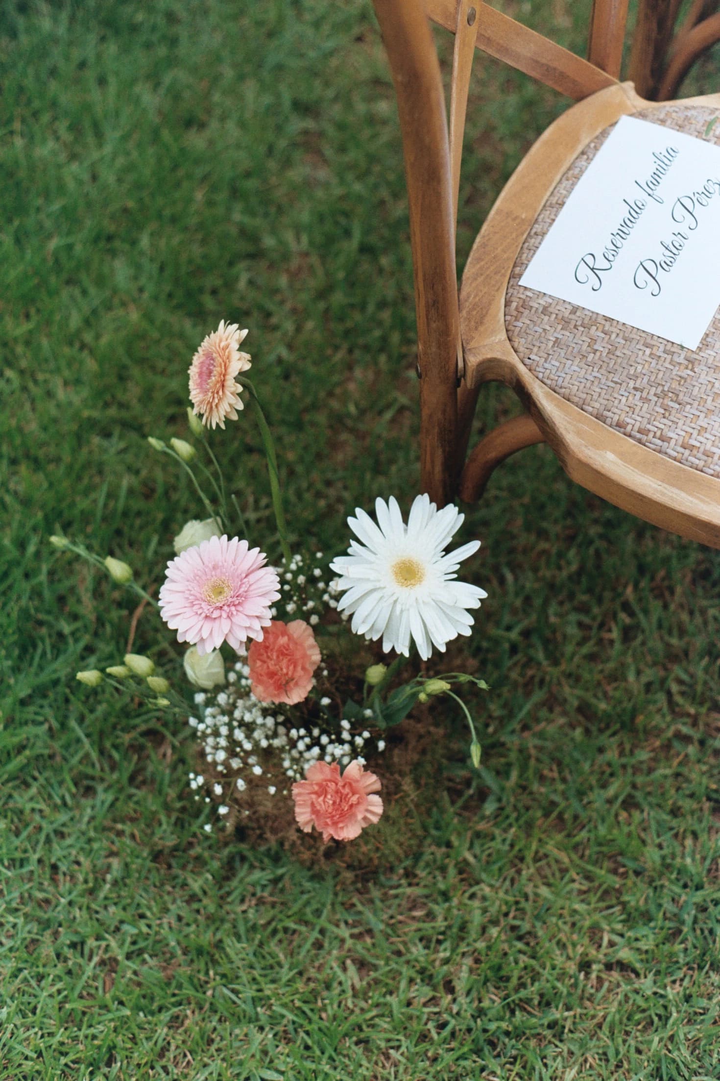Flores y papelería de boda sobre una mesa