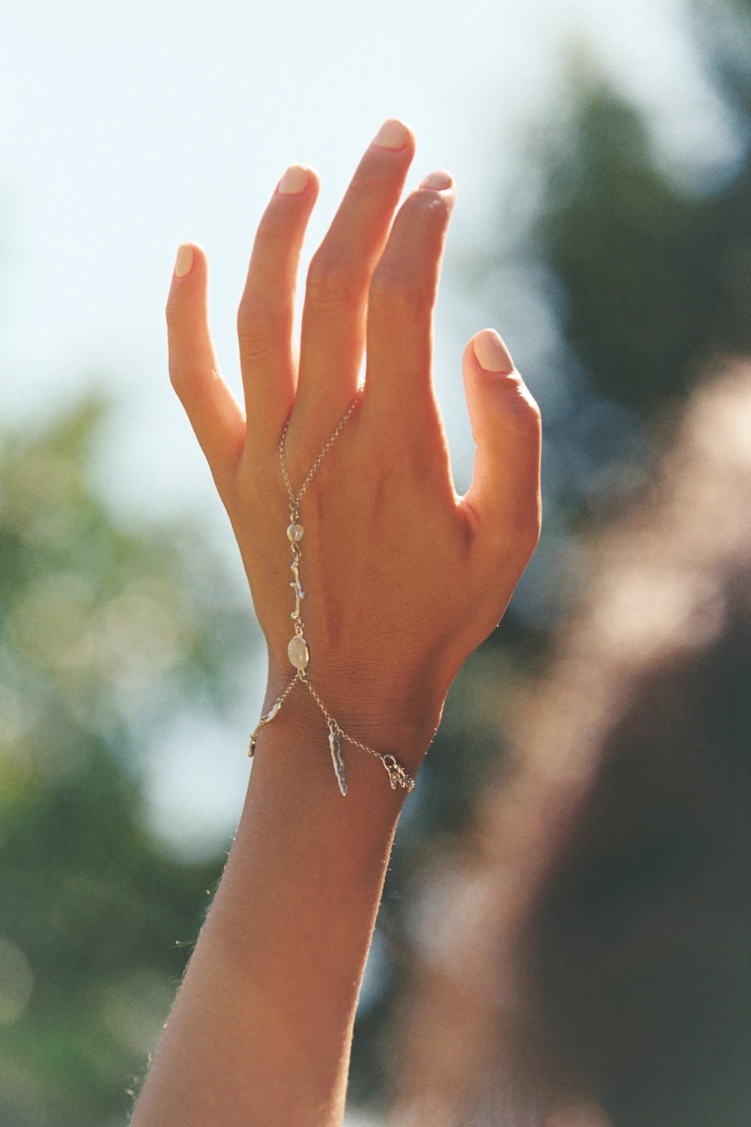 Mano de la novia con su anillo y pulsera