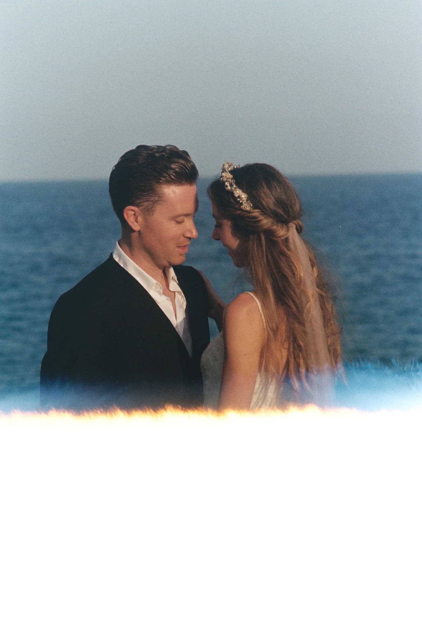 Novios junto al mar