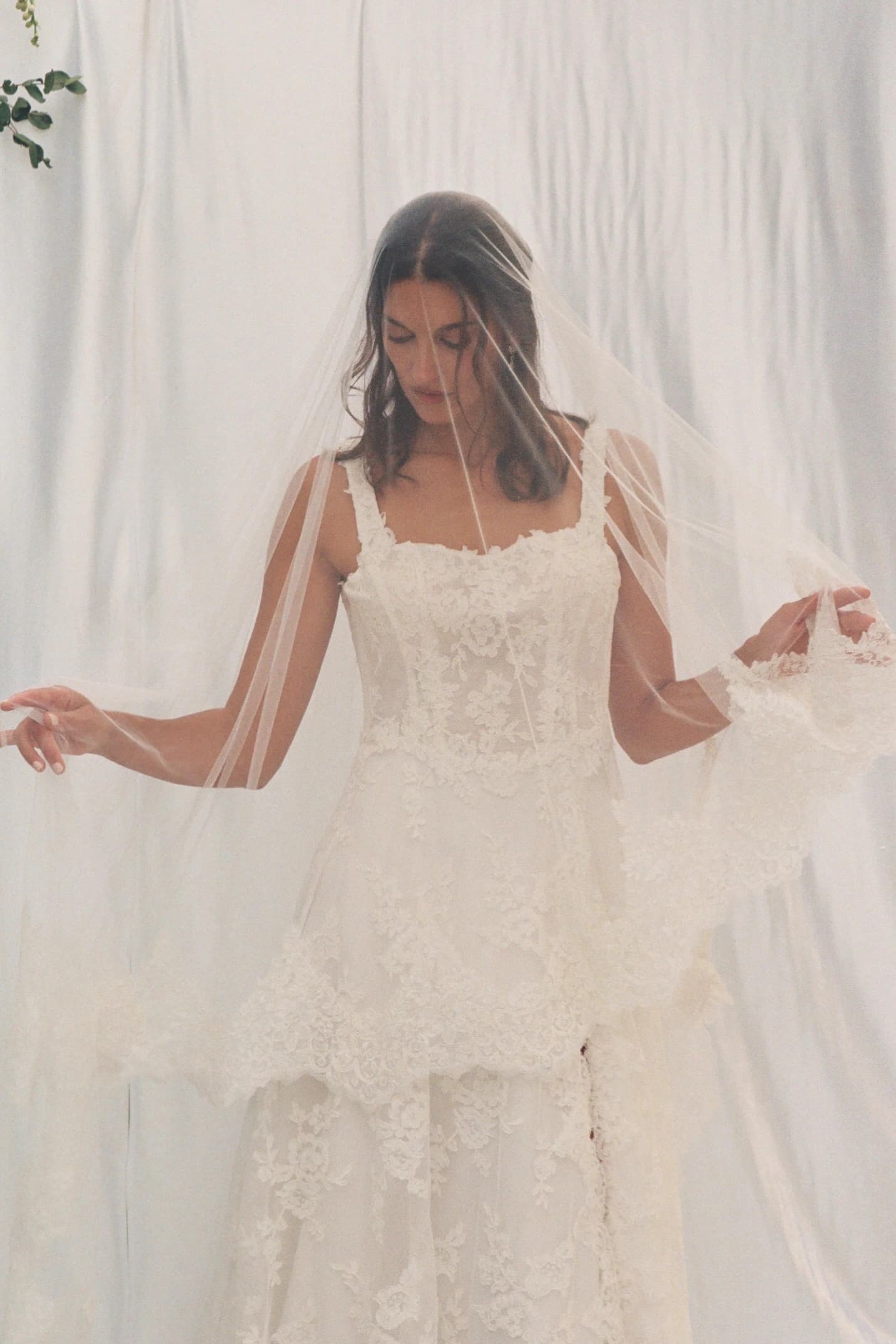 Novia posando con su vestido blanco