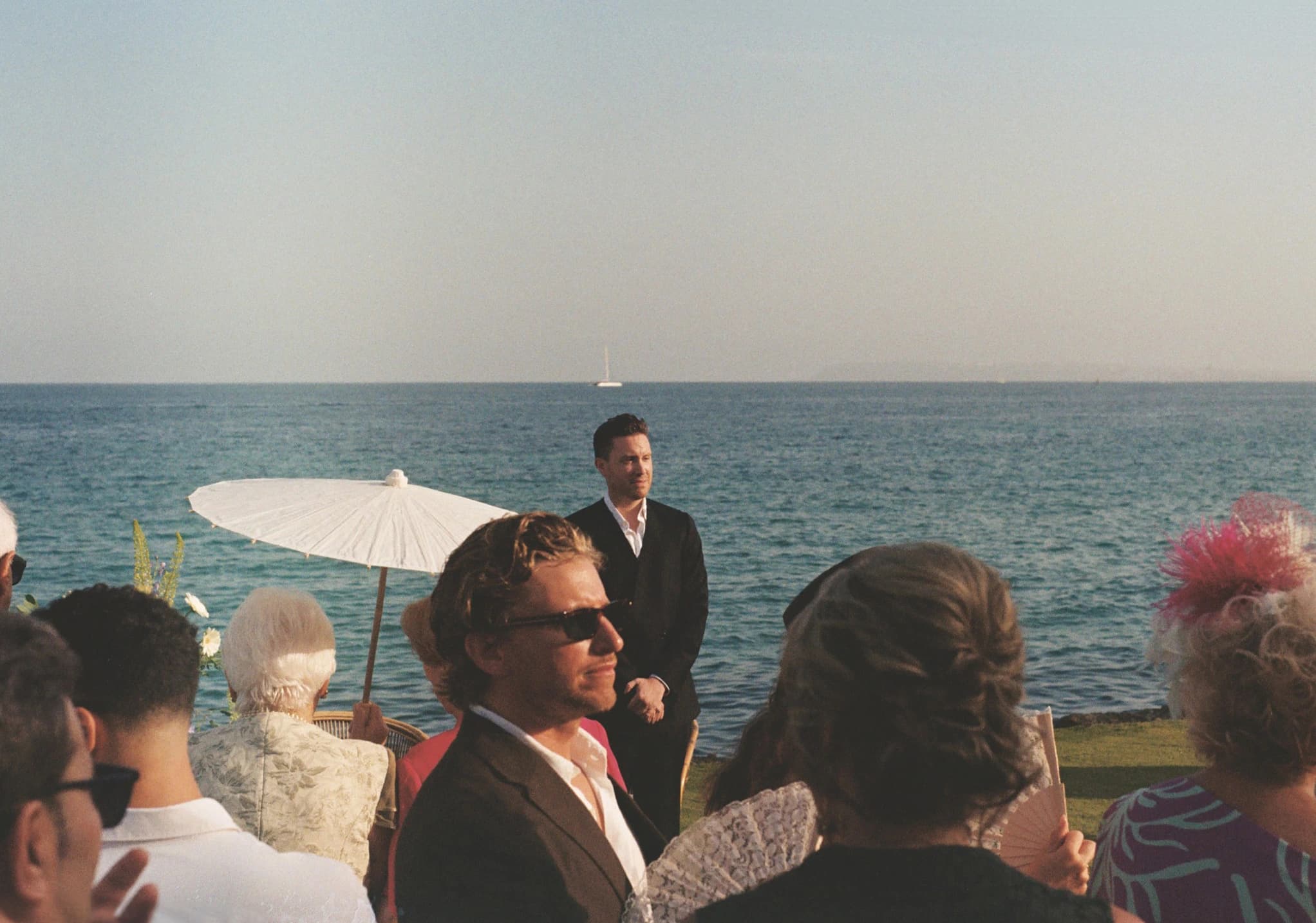 Novio esperando junto al mar
