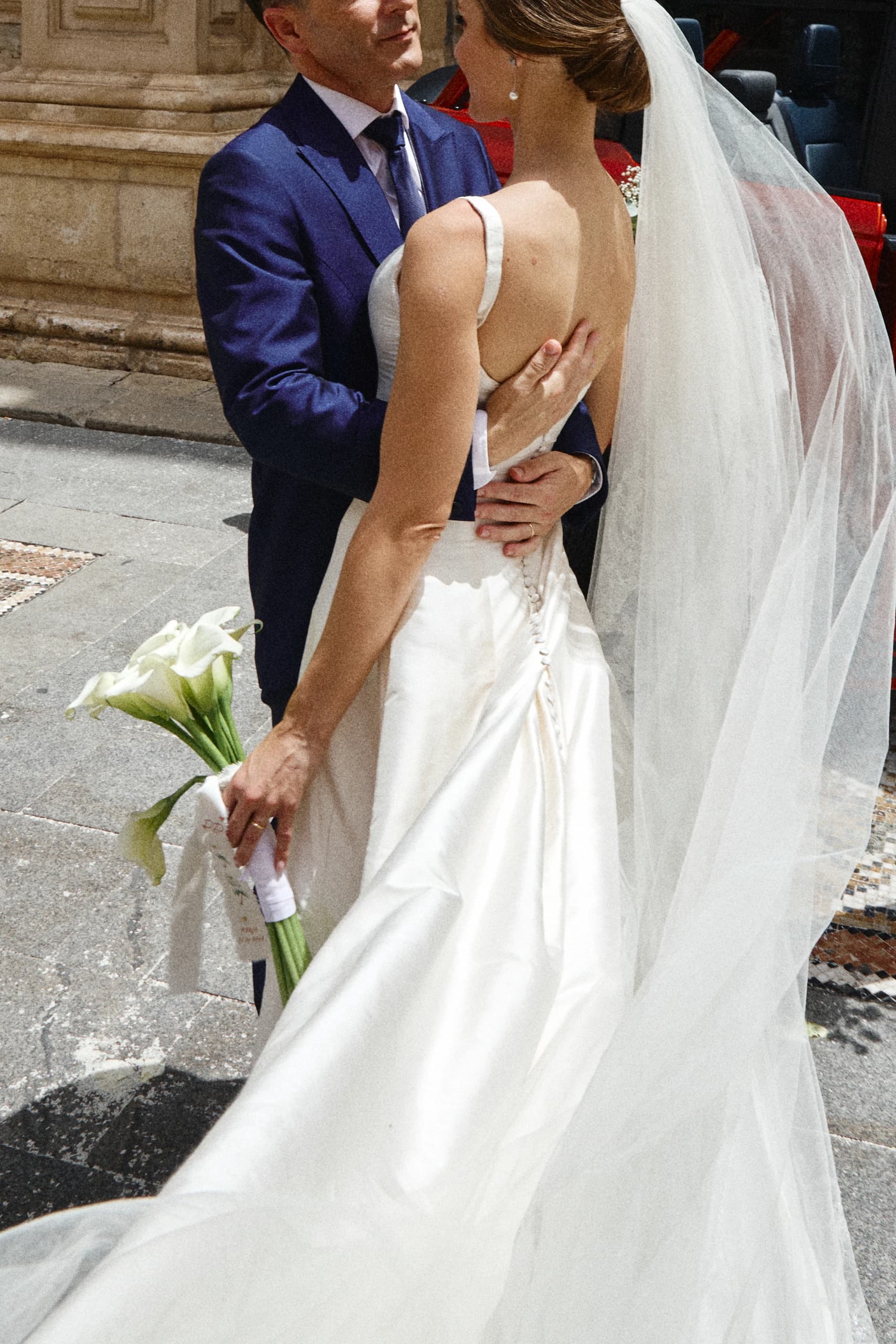 Novios abrazados durante su boda