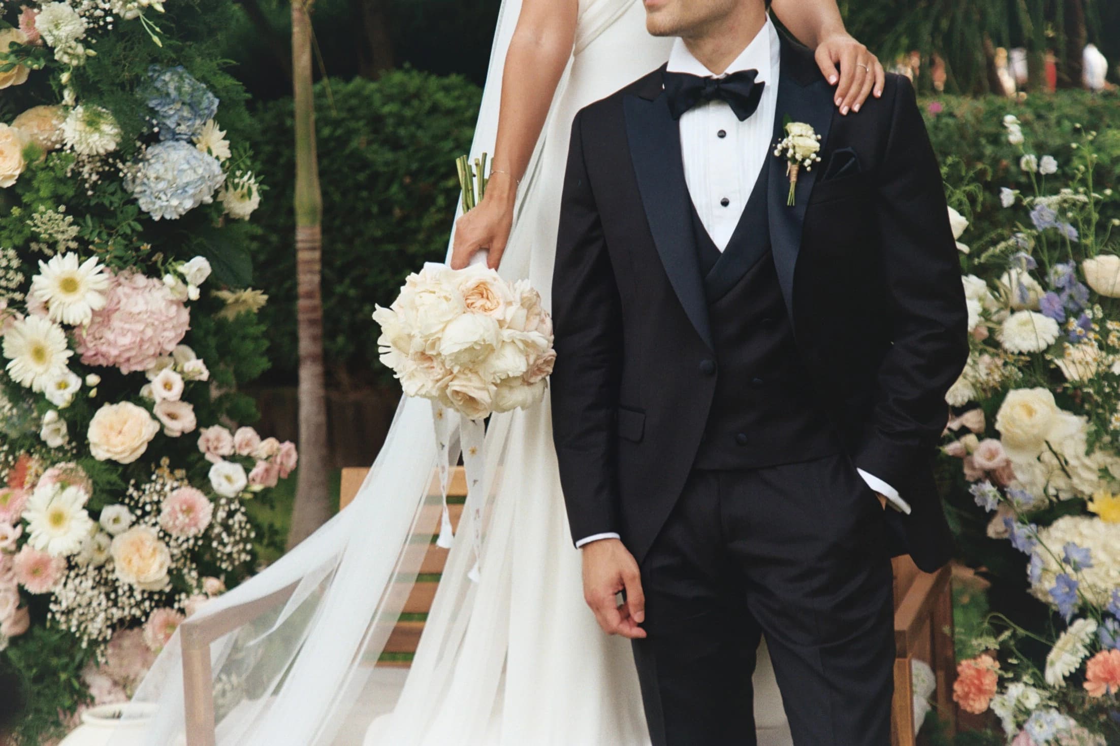 Novios durante una ceremonia al aire libre
