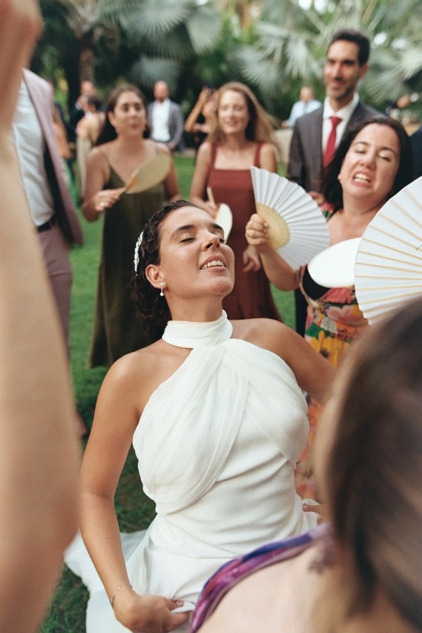 Invitados celebrando con los novios