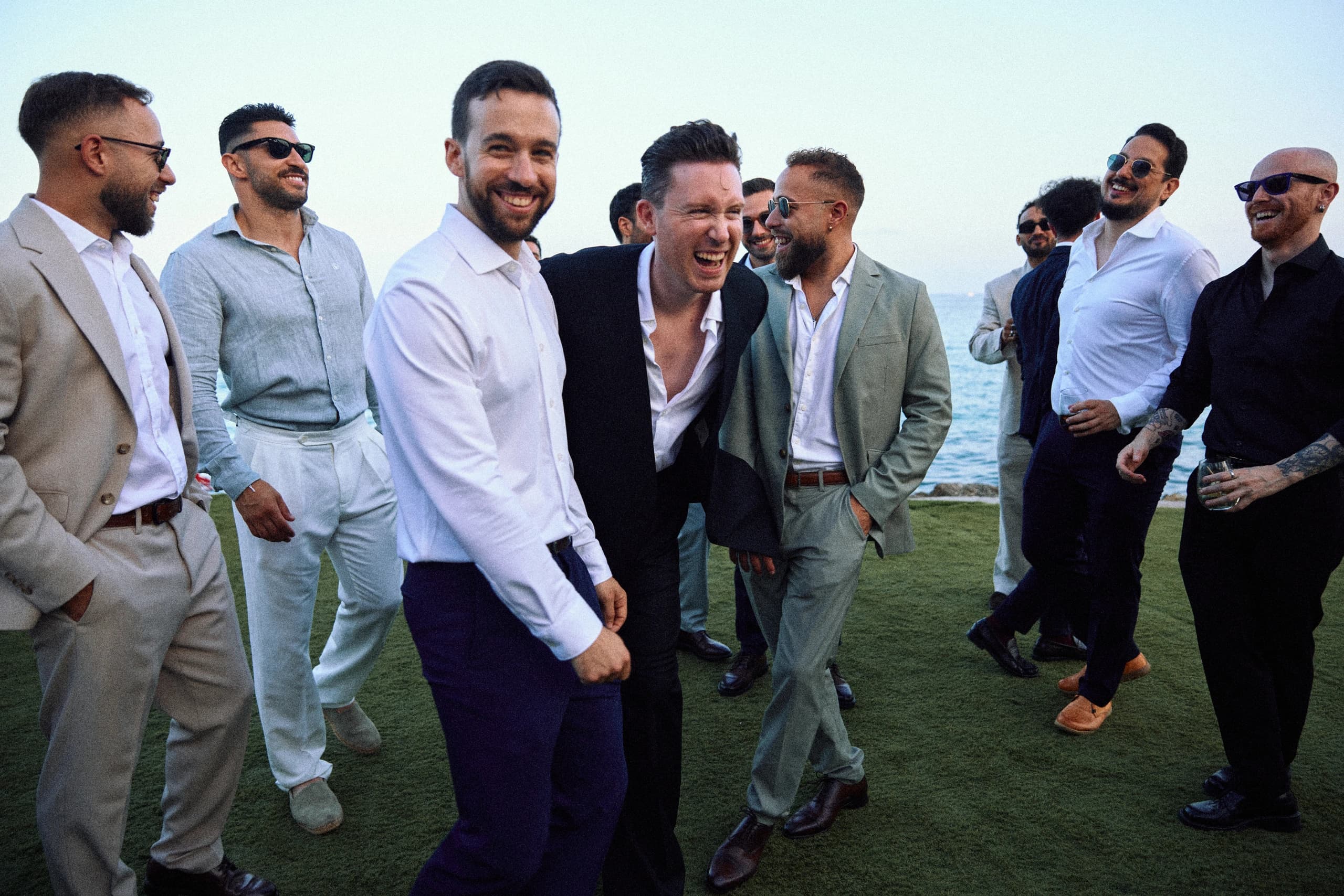 Novio con sus amigos junto al mar