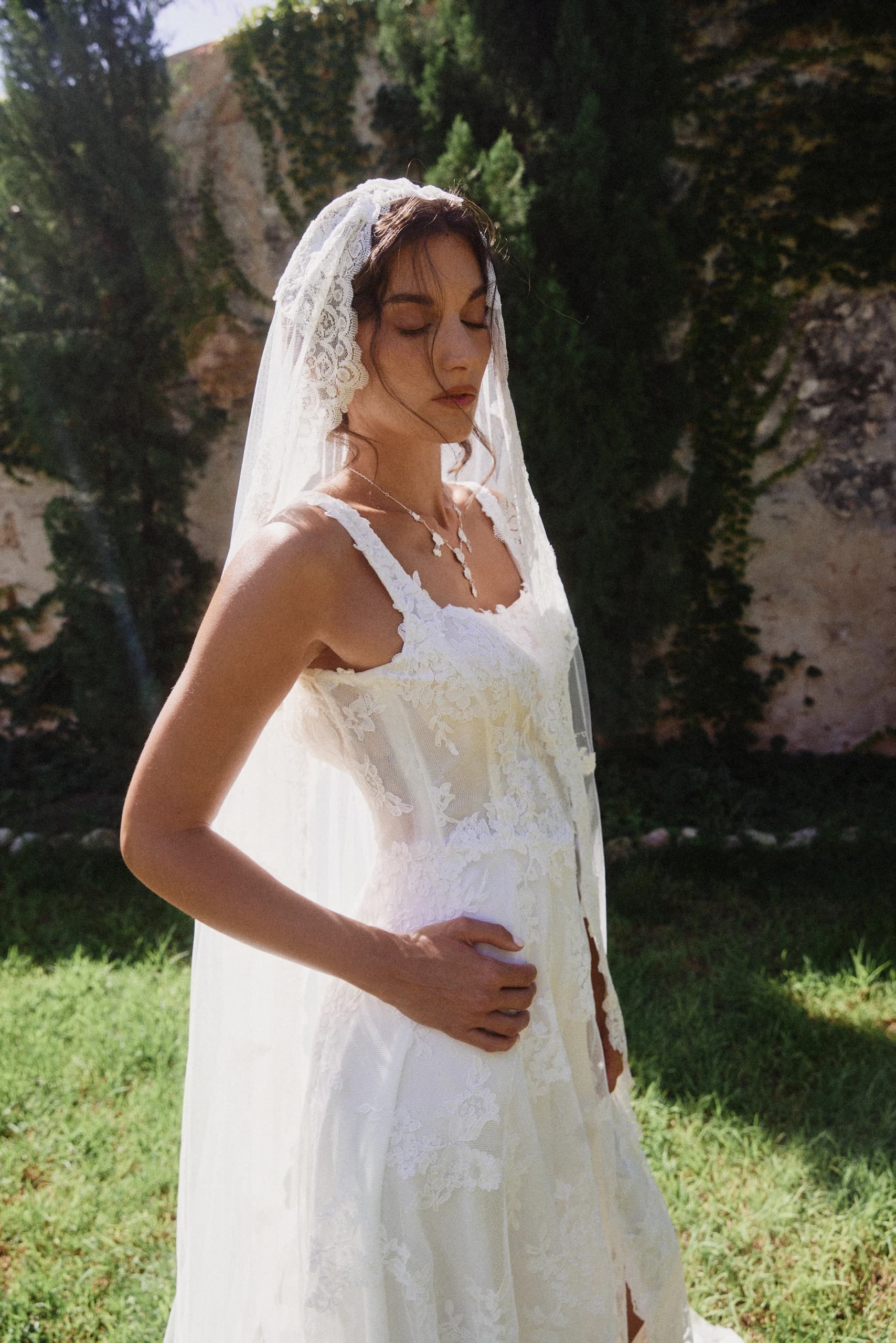 Novia con velo durante la ceremonia