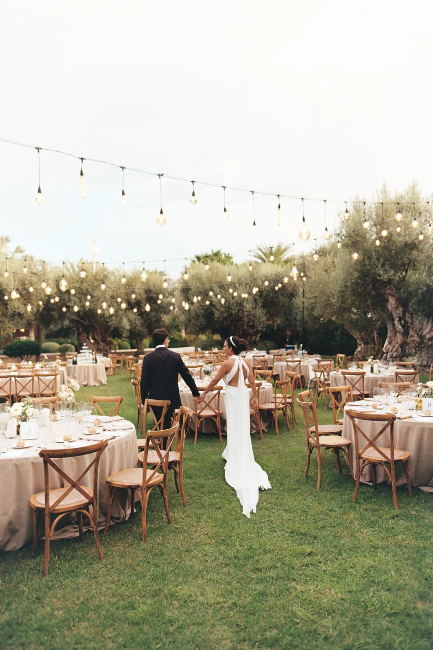 Novios frente al altar del jardín