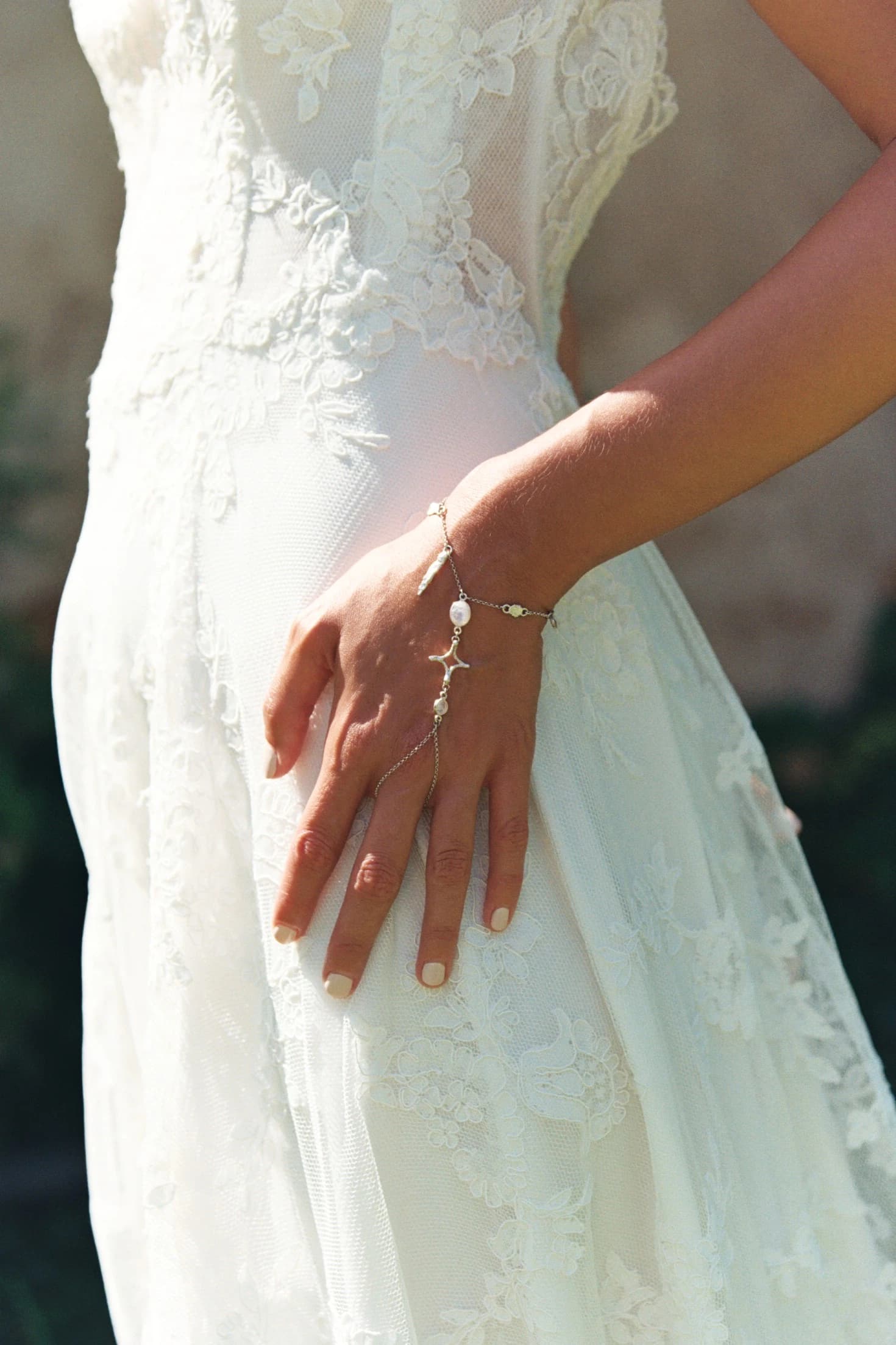 Mano de la novia sobre la manga de su vestido