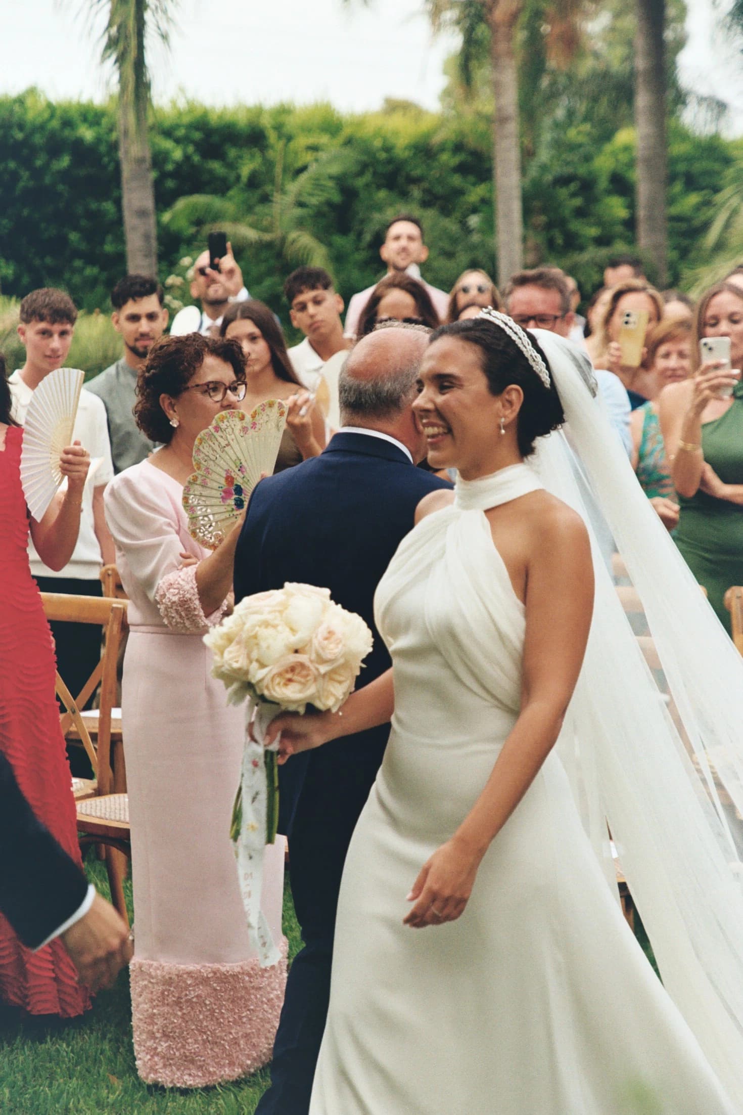 Novios rodeados de invitados durante la ceremonia