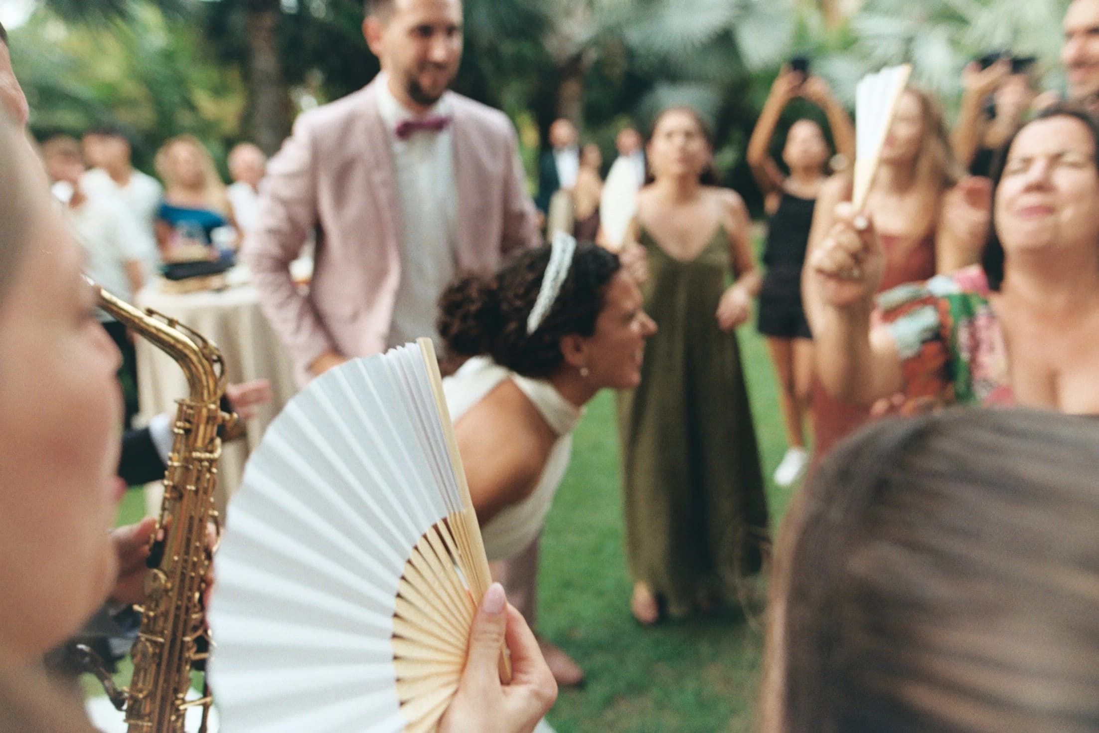 Invitados mirando a los novios durante la celebración