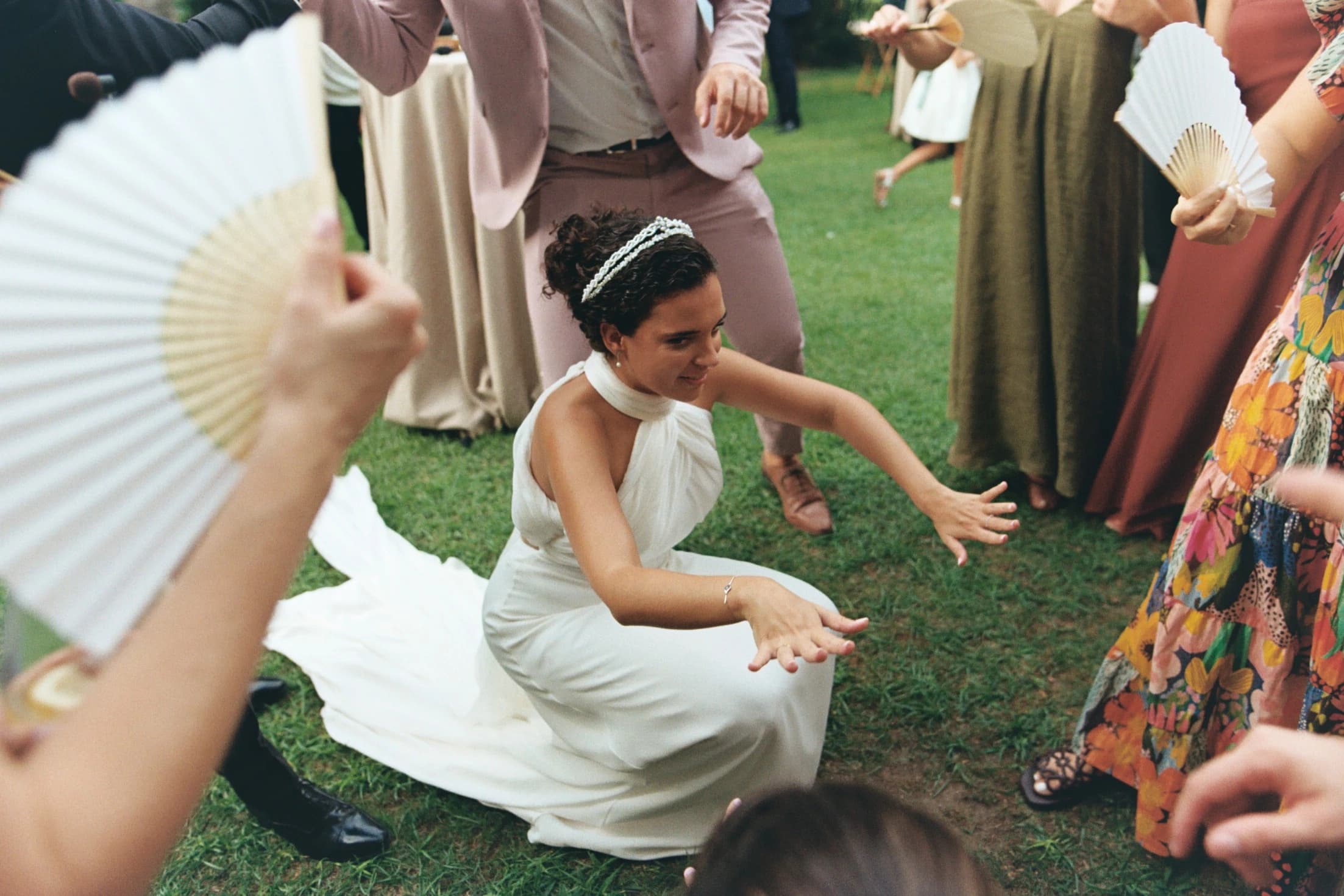 La novia comparte un momento con sus invitados
