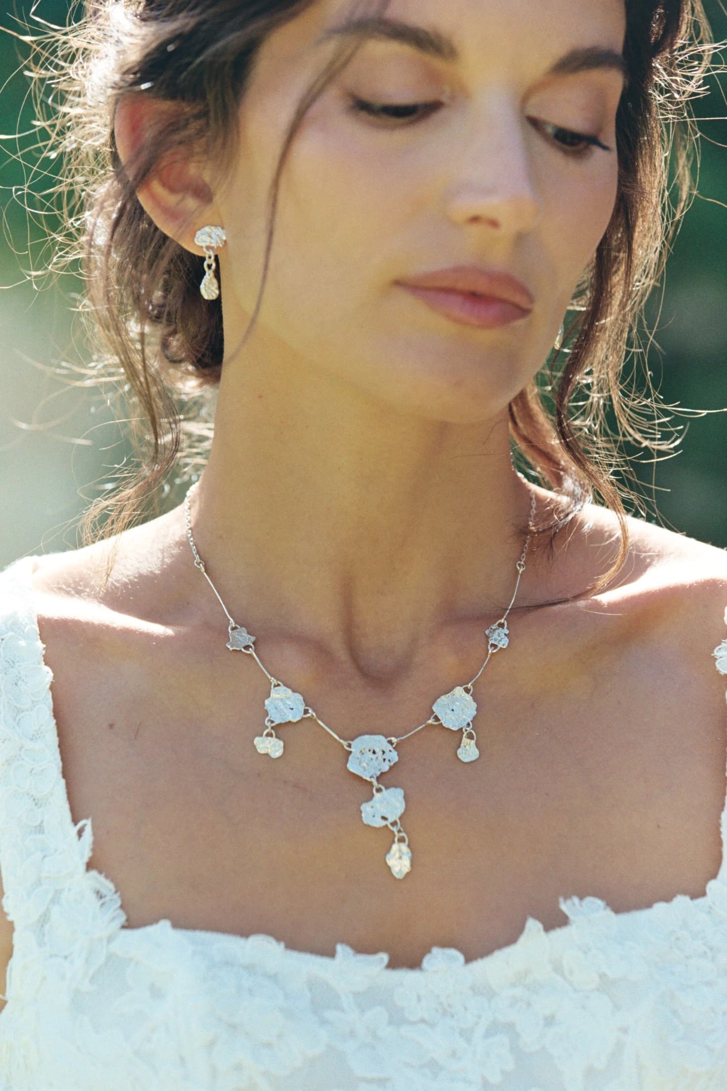 Detalle del rostro y el collar de la novia