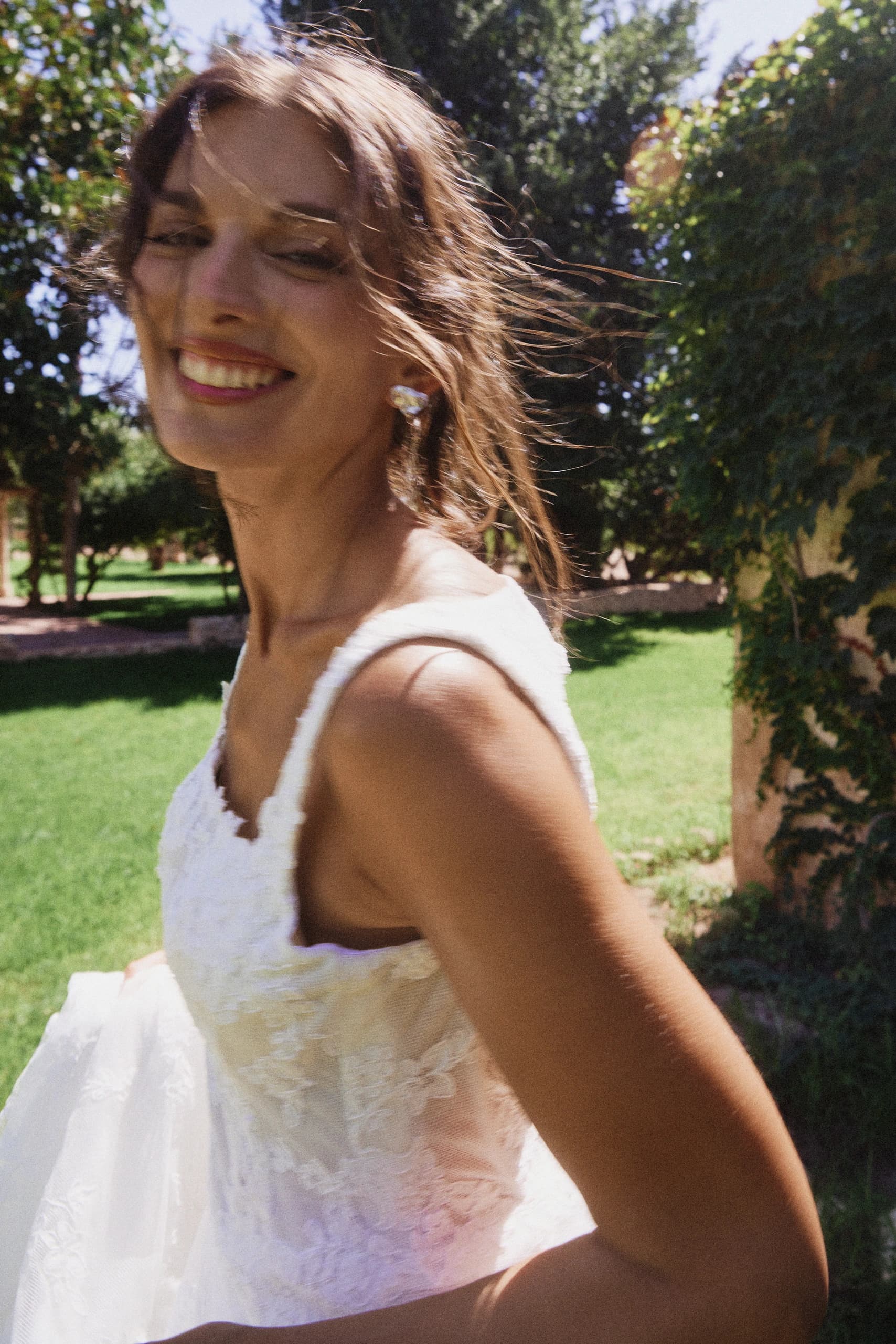 Novia sonriendo en el jardín