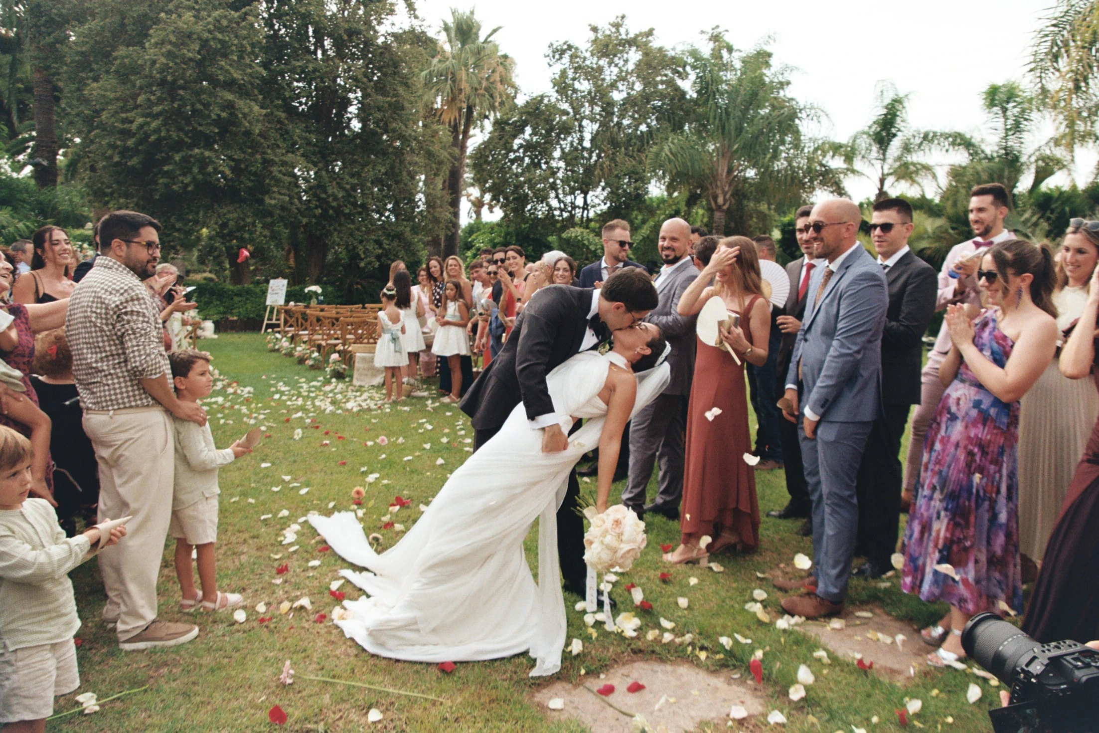 Novia caminando hacia el novio durante la ceremonia
